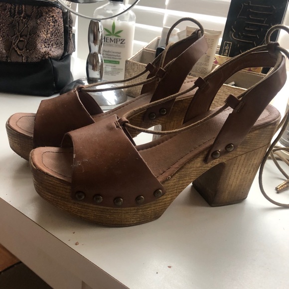 Tan platforms - Picture 1 of 2